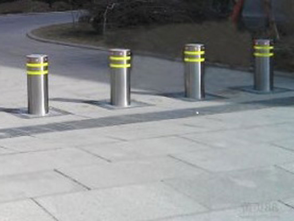 Automatic bollard system